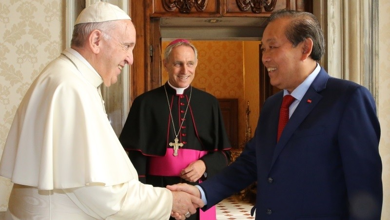 Deputy PM Truong Hoa Binh and Pope Francis (Photo: VGP)