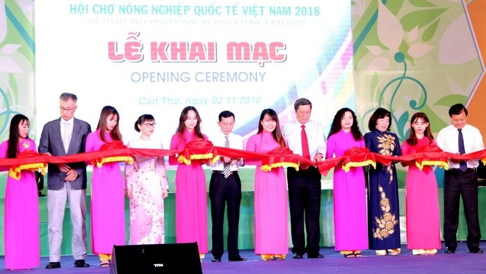 Delegates cut the ribbon to launch the 2018 Vietnam International Agriculture Fair in Can Tho city. 