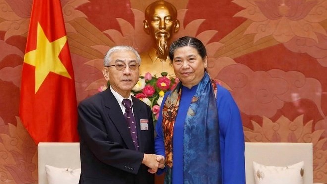 NA Vice Chairwoman Tong Thi Phong (R) welcomes Saito Toshitsugu, who leads the LDP former parliamentarians’ association delegation. (Photo: VNA)