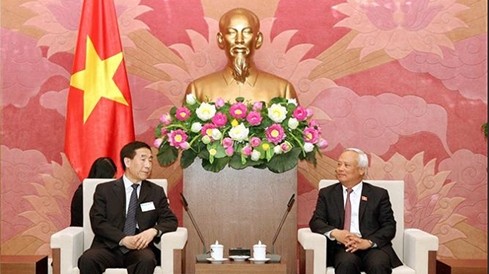 Vice Chairman of the Vietnamese National Assembly (NA) Uong Chu Luu (R) and the Chairman of the Constitution and Law Committee of the National People’s Congress of China, Li Fei (Photo:VNA)