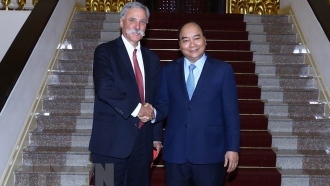 Prime Minister Nguyen Xuan Phuc (R) and President and CEO of Formula One Group Chase Carey (Source: VNA)