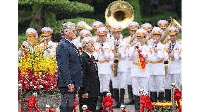 Party General Secretary and President Nguyen Phu Trong (right) hosts a welcoming ceremony for President of the Council of State and Council of Ministers of Cuba, Miguel Diaz Canel Bermudez, in Hanoi on November 9. (Photo: VNA)