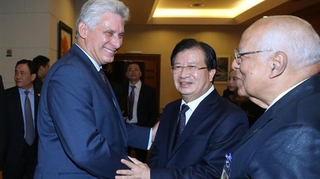Deputy PM Trinh Dinh Dung (centre) and President of the Council of State and Council of Ministers of Cuba Miguel Mario Diaz Canel Bermudez (left) at the dialogue. (Photo: VNA)