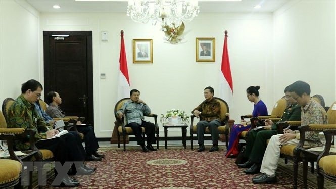 Indonesian Vice President Jusuf Kalla (L) receives Vietnamese Ambassador to Indonesia Pham Vinh Quang. (Photo: VNA)