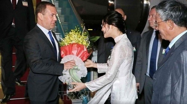 Russian PM Dmitry Medvedev (L) welcomed at Hanoi’s Noi Bai International Airport upon his arrival late November 18, starting an official visit to Vietnam. (Photo: VNA)
