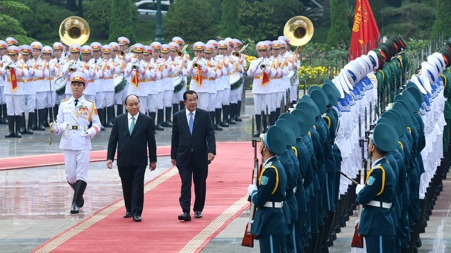 PM Nguyen Xuan Phuc and his Cambodian counterpart, Hun Sen, inspect the guard of honour during the reception for the guest in Hanoi on December 6. (Photo: VGP)