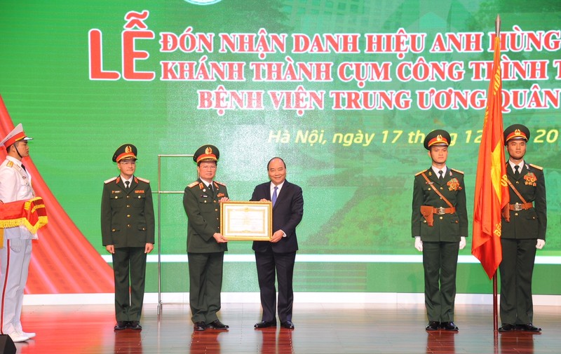 PM Nguyen Xuan Phuc presents the title ‘Hero of People's Armed Forces’ to the Hospital 108. (Photo: NDO/Tran Hai)