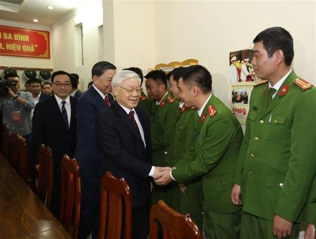 Party General Secretary and President Nguyen Phu Trong visited officers and policemen of the 113 Task Force under the Hanoi Police Department 