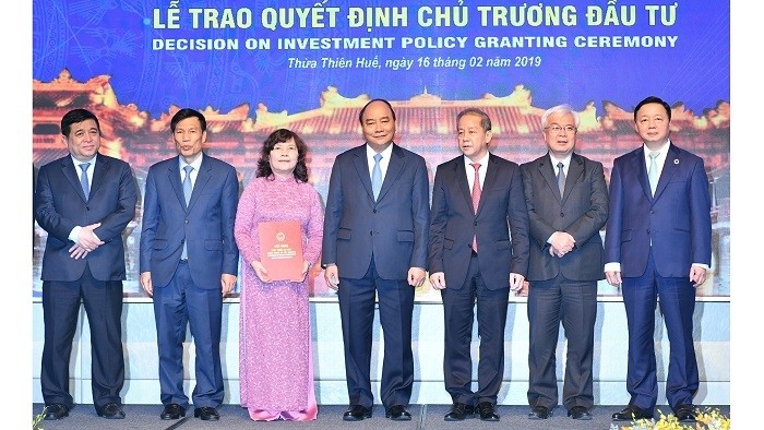 PM Nguyen Xuan Phuc (C) at the signing ceremony for a strategic cooperation agreement between Sovico and Thua Thien - Hue province on February 16, 2019.