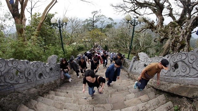 People walk up the stairs to pagodas on Yen Tu Mountain in Quang Ninh province. (Photo: VNA)