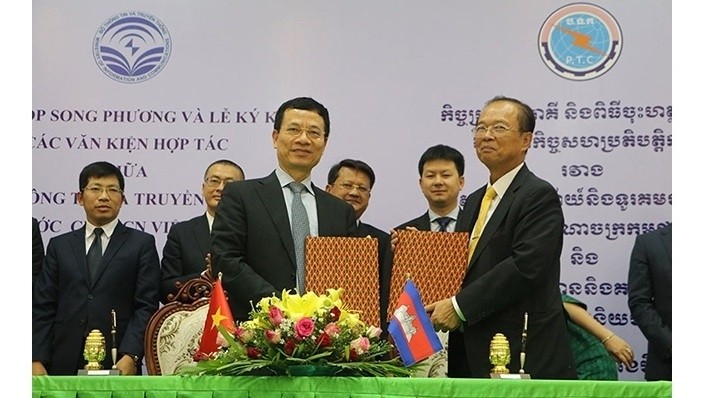 Vietnamese Minister of Information and Communications Nguyen Manh Hung (L) and Cambodian Minister of Posts and Telecommunications Tram Iv Tek signed the agreements in Phnom Penh on March 14.  (Photo: NDO)