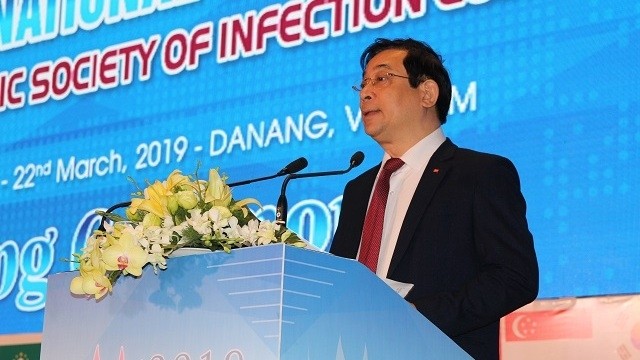 Director of the Health Ministry’s Medical Examination and Treatment Department Luong Ngoc Khue speaks at the congress. 