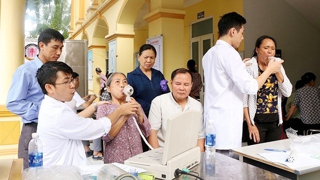 Doctors from the National Lung Hospital provide free medical examinations and treatment for local people in Vinh Tuong district in the northern province of Vinh Phuc. (Photo: NDO/Minh Hoang)