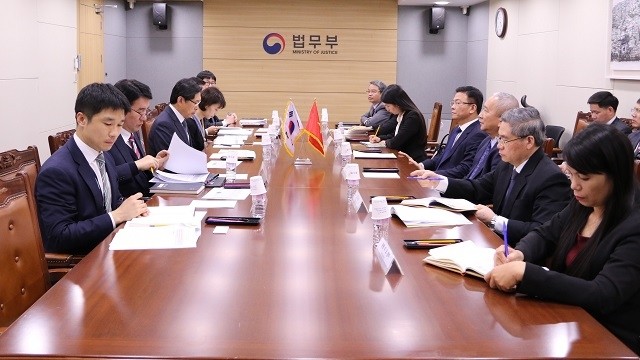 At the working session between Vietnamese Minister of Justice Le Thanh Long and his Korean counterpart Park Sang-ki. (Photo: VNA)