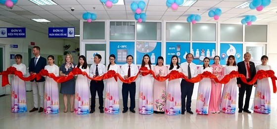 Delegates cut the ribbon to inaugurate the breast milk bank at the Tu Du Hospital in Ho Chi Minh City on April 10. (Photo: SGGP)