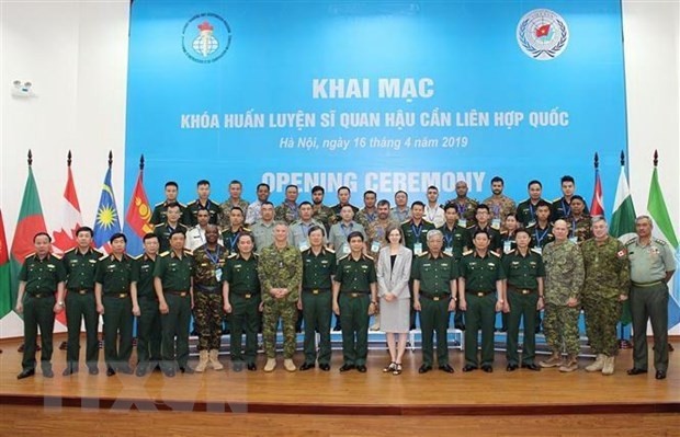 Delegates pose for a photo at the opening ceremony of the training course. (Photo: VNA)