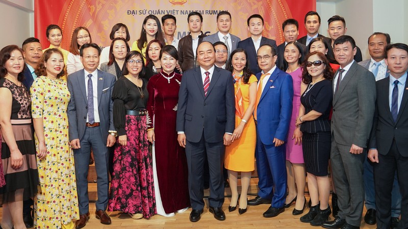 PM Nguyen Xuan Phuc and his spouse meet overseas Vietnamese in Romania (Photo: VGP)