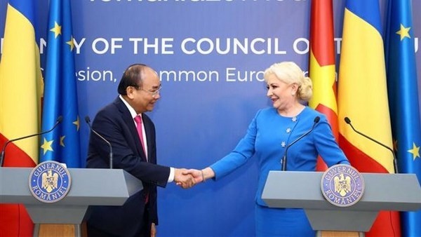 Prime Minister Nguyen Xuan Phuc holds a joint press conference with his host PM Viorica Dancila on April 15.(Photo: VNA)