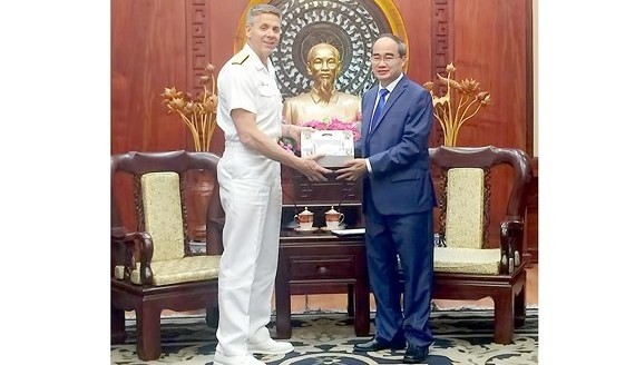 Politburo member and Secretary of Ho Chi Minh City’s Party Committee Nguyen Thien Nhan (right) presents a souvenir to Commander of USINDOPACOM Admiral Philip Davidson. (Photo: sggp.com.vn