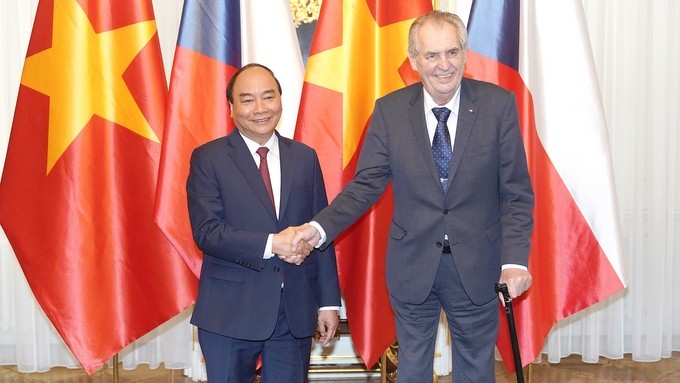 PM Nguyen Xuan Phuc (left) meets with Czech President Milos Zeman. (Photo: VGP)