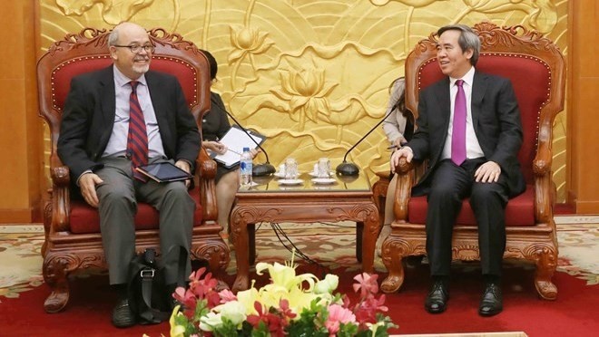 Nguyen Van Binh (R), Politburo member and Chairman of the Communist Party of Vietnam Central Committee’s Economic Commission, and Alex Mourmouras, division chief in the IMF’s Asia and Pacific Department (Photo: VNA)