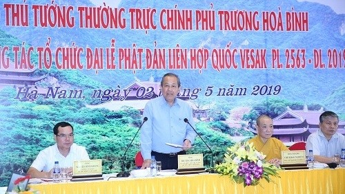 Deputy PM Truong Hoa Binh working with the relevant parties on Vesak preparations. (Photo: VGP)