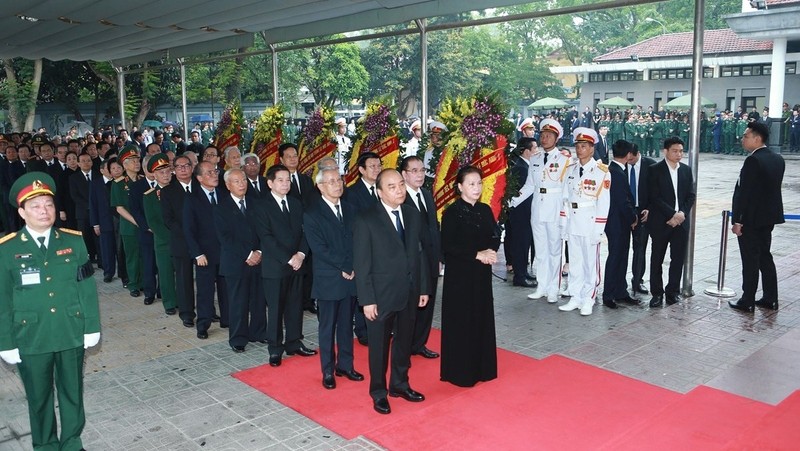 Leaders of the Party, National Assembly, State, Government, and Vietnam Fatherland Front pay respects to former President General Le Duc Anh (Photo: VNA)