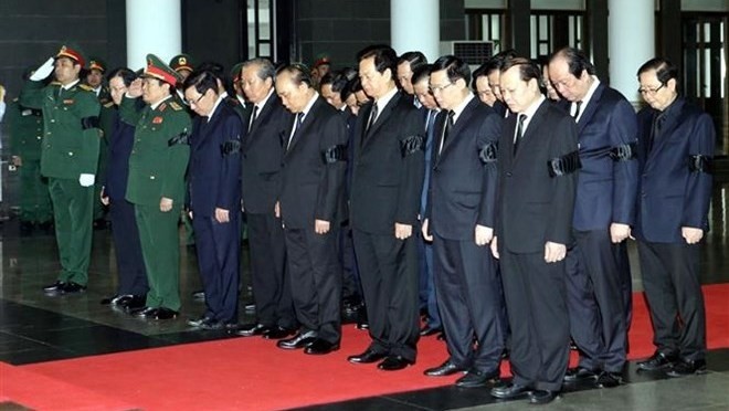 A delegation of the Vietnamese Government led by Prime Minister Nguyen Xuan Phuc pays respect to former President General Le Duc Anh (Photo: VNA)