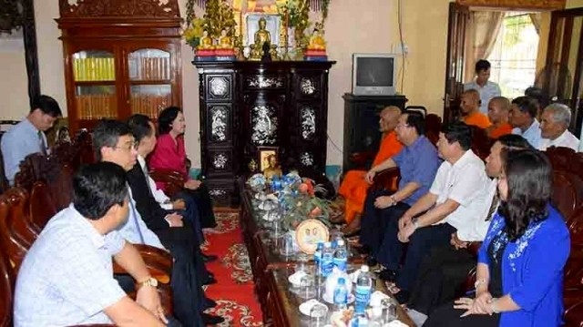 Politburo member Truong Thi Mai extends greetings to Buddhist dignitaries in the Mekong Delta city of Can Tho on May 5, on the occasion of the Buddha’s 2563rd birth anniversary. (Photo: NDO/Nguyen Phong)
