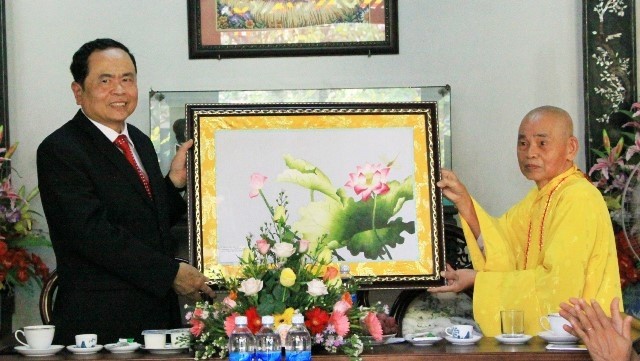 VFF President Tran Thanh Man (L) presents gift to Most Venerable Thich Duc Thanh. (Photo: daidoanket.vn)