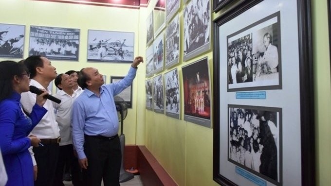 PM Nguyen Xuan Phuc (in blue) visits the “Thanh Hoa - Past and Present" exhibition on May 8. (Photo: NDO/Mai Luan)