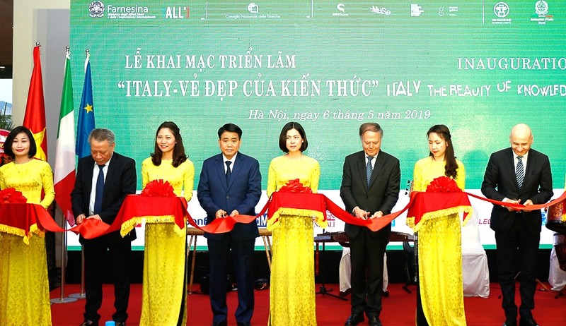 The ribbon cutting ceremony to open the exhibition (Photo: hanoimoi.com.vn)