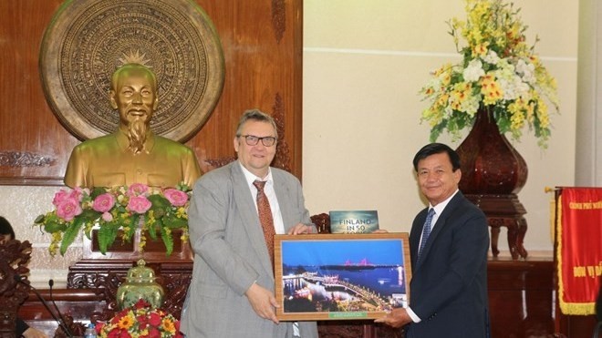 Ambassador Kari Kahiluoto (L) and Dao Anh Dung (R), Vice Chairman of the municipal People’s Committee (Source: baocantho.com.vn)