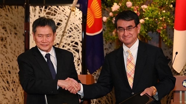 ASEAN Secretary-General Lim Jock Hoi (left) and Minister of Foreign Affairs of Japan Taro Kono at the signing ceremony. (Photo: VNA)