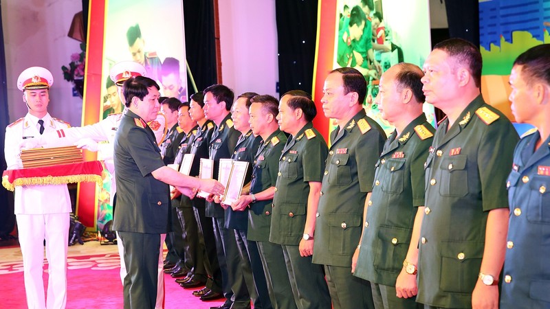 15 outstanding collectives receive certificates of merit of the Minister of Defence. (Photo: VGP)