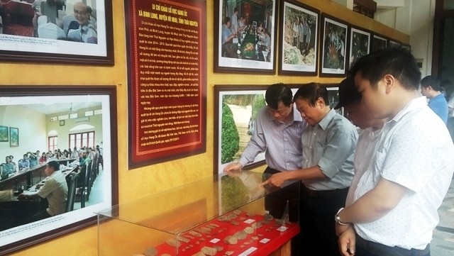 Artefacts and documents are displayed at the exhibition. (Photo: NDO/The Binh)