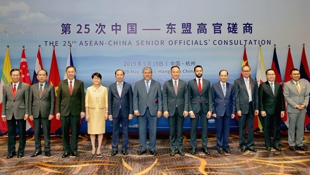 Vietnamese Deputy Foreign Minister Nguyen Quoc Dung (fifth, left) and other officials pose for a photo at the ASEAN-China Senior Officials' Consultation in Hangzhou on May 19. (Photo: VNA)