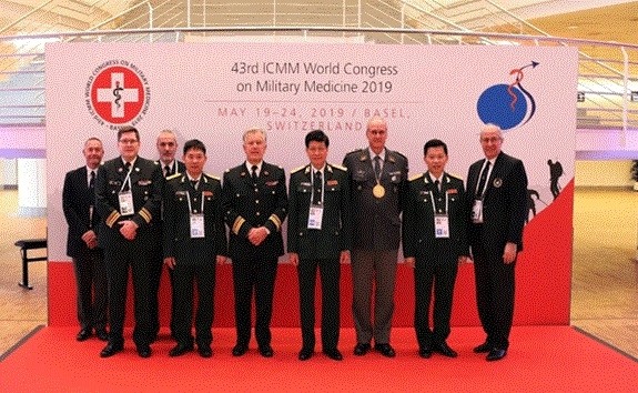 The Vietnamese delegation pose with leaders of the International Committee on Military Medicine at the 43rd World Congress on Military Medicine in Basel, Switzerland. (Photo: qdnd.vn)