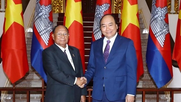 PM Nguyen Xuan Phuc (R) receives President of the Cambodian National Assembly Samdech Heng Samrin. (Photo: VNA)