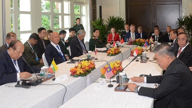 Defence Minister Ngo Xuan Lich attends a meeting between the US Secretary of Defence and ASEAN defence ministers on the sidelines of Shangri-La Dialogue in Singapore on May 31. (Photo: qdnd.vn)