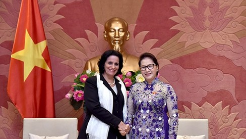 NA Chairwoman Nguyen Thi Kim Ngan (R) received head of the Cuban supreme people’s procuracy Yamila Pena Ojeda.
