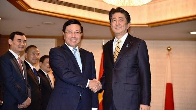 Deputy PM and Foreign Minister Pham Binh Minh (left) and Japanese PM Shinzo Abe. (Photo: baoquocte.vn)