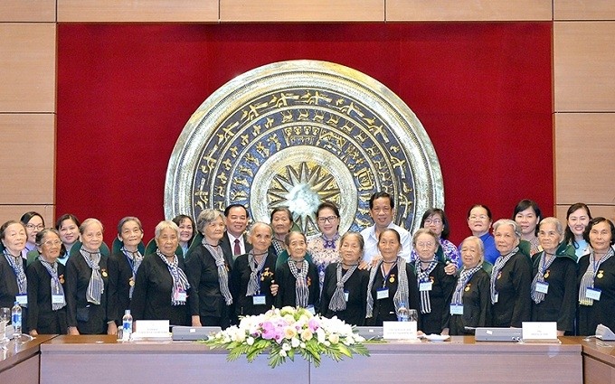 NA Chairwoman Nguyen Thi Kim Ngan (C) poses with delegates at the meeting. 