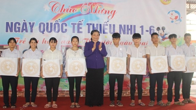 NA Vice Chairwoman Tong Thi Phong presents gifts to disadvantaged children living in Hoa Binh (Peace) Village in Quang Nam province