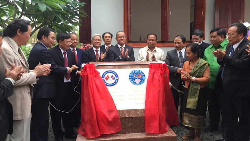 The hand-over ceremony for Mrs Kanchia's friendship house in Sekong province, Laos, on June 1. (Photo: NDO/Xuan Son)