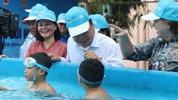 Representatives visit a swimming lesson at the Hoa Binh Youth Centre. (Photo: VNA)