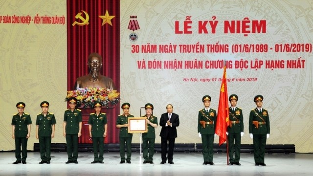PM Phuc Nguyen Xuan Phuc (in black) presents the Independence Order, first class, to Viettel. (Photo: NDO/Tran Hai)
