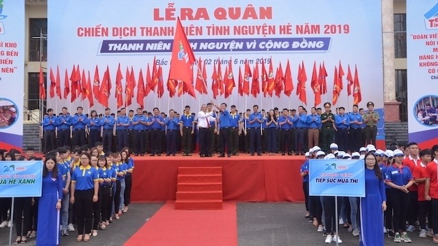 Deputy PM Truong Hoa Binh (in white) joins delegates to launch the 2019 Summer Youth Volunteer campaign in Bac Kan city, June 2, 2019. (Photo: NDO/Tuan Son)