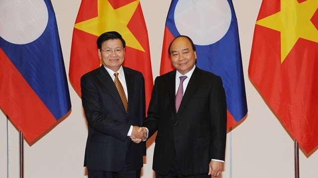PM Nguyen Xuan Phuc (R) and his Lao counterpart Thongloun Sisoulith (Photo: NDO/Tran Hai)