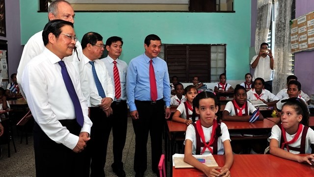 Head of the Communist Party of Vietnam Central Committee’s Commission for Internal Affairs Phan Dinh Trac (far left) visits the Nguyen Van Troi elementary school in La Habana, Cuba on May 30, during his visit to the country from May 26 to 31. (Photo: VNA)
